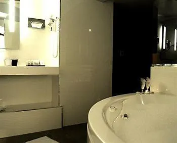 Opera Marigny Szálloda 4*