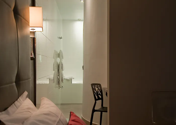 Opera Marigny Szálloda