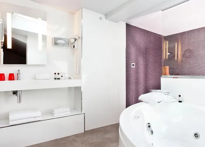 Opera Marigny Szálloda 4*